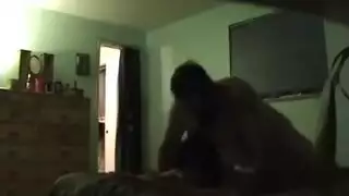 زوج يشاهد زوجته تُضاجع من قبل رجل آخر