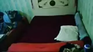 تسجيل سري لرجل ملتحي يدخل بعمق بوضعية الكلب