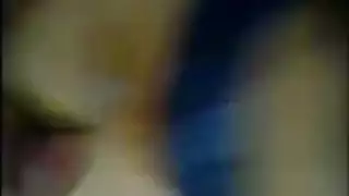 أم مثيرة بمؤخرة كبيرة تظهر كل شيء في عرض إباحي خام