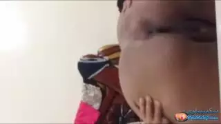 مؤخرة ممتلئة مستديرة مثل البطيخ في عرض فخذي إباحي