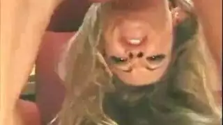 إباحية إيطالية: شقراء تُنك في مهبلها وطيزها بعمق