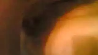 عاهرة إماراتية تشارك في علاقة جماعية مع رجل مقنع وشريكه في التصوير