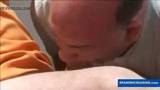 زوجها يخسر الرهان مع الزنجي فيترك زوجته له لينيكها الفيديو الإباحية