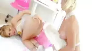 بنات اثنين في مطبخ مطعم اباحيت