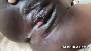 كس أسود يتمسك بزب أبيض ثخين، يجعلها ترتعش