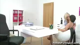 عارضة مغرية تتعري طوعاً لمديرتها السحاقية