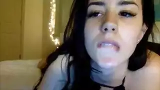 كثير الشعر على ركبتيها شقراء