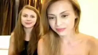 مراهقة شقراء تُضرب بقوة من الخلف