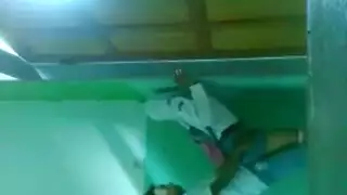 اسرايلي ينيك زميلته على العلم