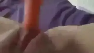 سكس أجنبي: قذف على خيار ثم أخذ قضيب حقيقي