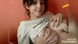 ينيكعا و يدخل يده كله ف كسها