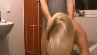 بنت تقنع السباك ان ينيكها