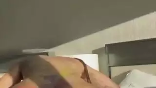 تنص زبره مع حليب ثدييها