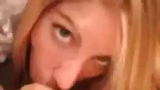 هي كسولة ولكن فمها يعمل لوقت إضافي على قضيبه