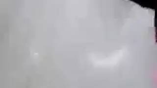 قرنية الجميلة السمراء في حركة إباحية مكثفة