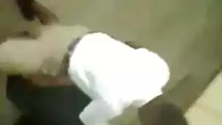 مراهقة وقحة تأخذ جنسًا وجهيًا على قبر في مقطع صريح