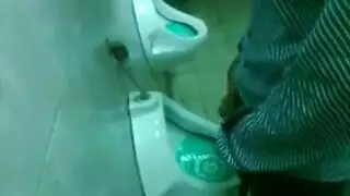 العاهرة الكاسية برجس تأخذ عدة زبابات في علبة جماعية