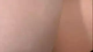 سمراء مشوية على الرمح تئن على التبن