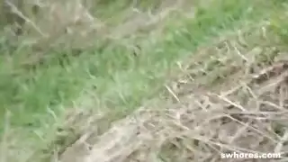 هذه القيادة تنتهي بها وهي تركب قضيبًا