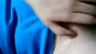 قضيب مستورد ضخم يملأ مهبل الفتيات الصغيرات