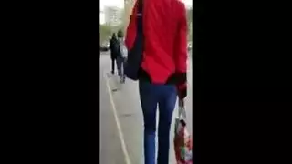 ريبيكا ذات الشعر الأسود تفتح ساقيها على نطاق واسع للكاميرا الإباحية