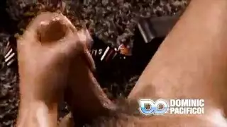 قضيب عملاق يملأ كس حليبي صغير بقوة