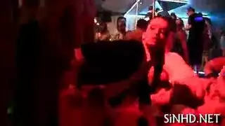 جنس جماعي مع جدة: عدة رجال لإمرأة ممتلئة مثيرة