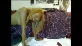 تستعرض بلباس