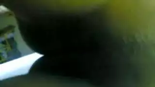 يوم حار على الشاطئ مع مشهد شهوة الرضاعة المكثف