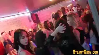  شباب في حالة شبق: لعق الحلمات واللعب بالمهبل المبلل