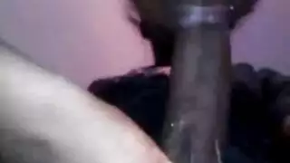 مراهق متحمس ينخفض على السرير لماراثون جماع