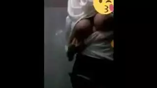 مداعبة الجدة الناضجة لثدييها تؤدي إلى مشهد إباحي مكثف