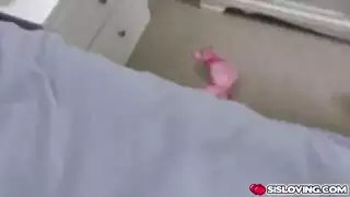 الأبن المراهق زبه يقف على جمال بزاز أمه المثيرة و ينيكها