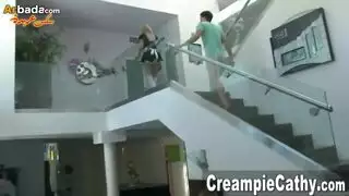 خادمه تمص زب شاب وتذهب معه لغرفه النوم