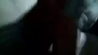 رجل يتغذى على صدور امه