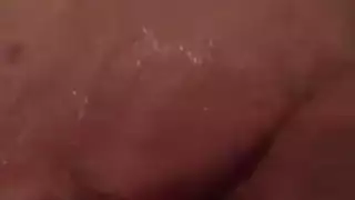 تحطيم امرأة سمراء مع كبير الثدي ، فيكتوريا سامرز تستخدم حلقها العميق لإرضاء نفسها