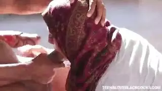 مؤخرة ممتلئة تُفرش على اتساعها لاختراق شرجي مكثف