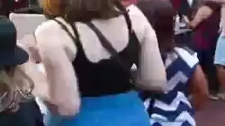 شارع الم فتاة سوداء