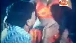 عاوزه سكس في الاوضه على غفله والبنات نائم البنات نائمه