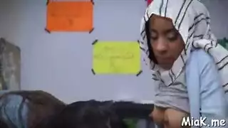 مايا خليفة ام بزاز كبار تعلم محجبة المص في زب النياك الأمريكي