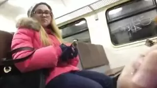 شاب وقح يتحرش بفتاة يخرج زبه يدلكه يستمني و يقذف منيه امامها