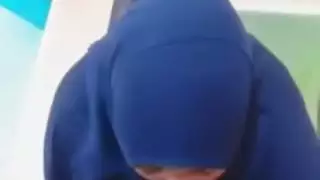 اخت تلعب بصدر اختها وتضحك
