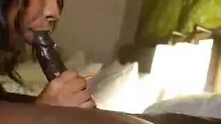 فمها يعمل على قضيبي حتى أنفجر بالمني