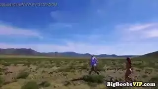 الزوج يأخذ زوجته الممتلئة من الخلف