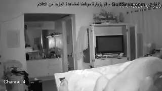 يداعب صاحبته ويتحرس ببزازها