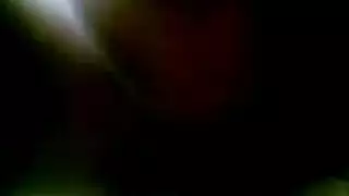 شابة تأخذ قضيبًا كبيرًا بعمق