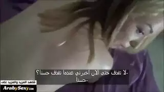 ‎أخت عاهرة تئن بصوت عال في جنس عنيف بالحمام