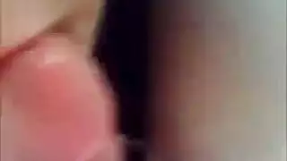 تشاهد اختها وزوجها