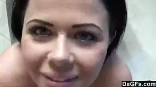 شهوة الأقارب: أخ يتغذى على أثداء أخته في مشهد إباحي