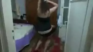 فتاة مصرية ساخنة تخلع ملابسها وترقص بطريقة جنسية صريحة في غرفتها